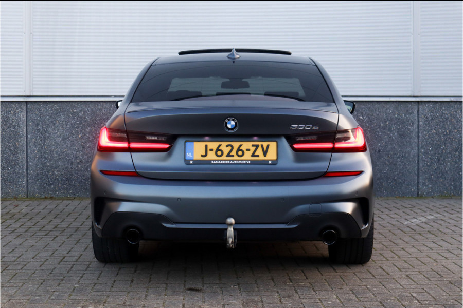 BMW 3 Serie 330e High Ex M-Sport Frozen / Glazen dak / Adaptief onderstel / Electrische stoelen /