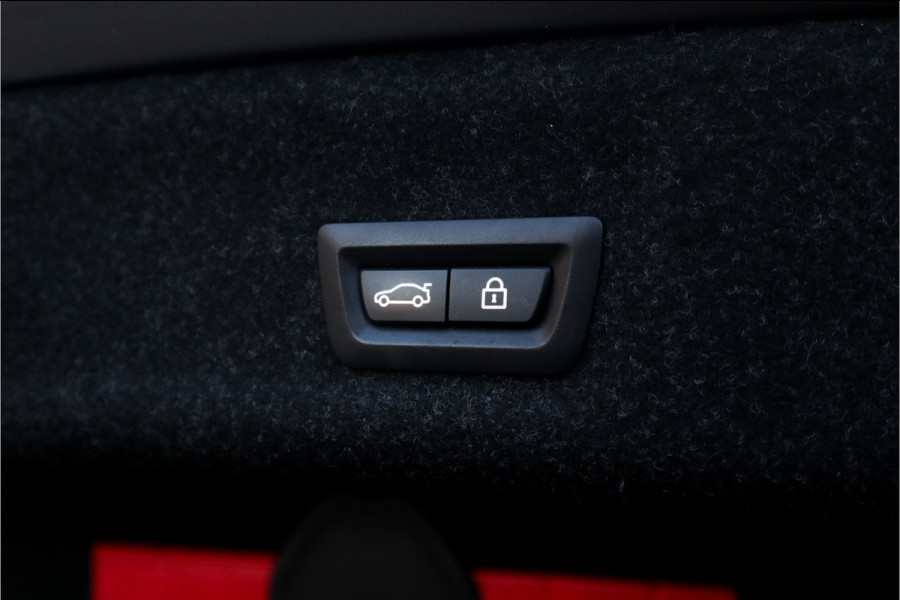 BMW 3 Serie 330e High Ex M-Sport Frozen / Glazen dak / Adaptief onderstel / Electrische stoelen /