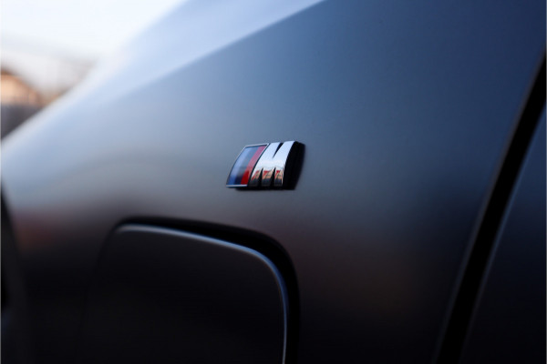 BMW 3 Serie 330e High Ex M-Sport Frozen / Glazen dak / Adaptief onderstel / Electrische stoelen /