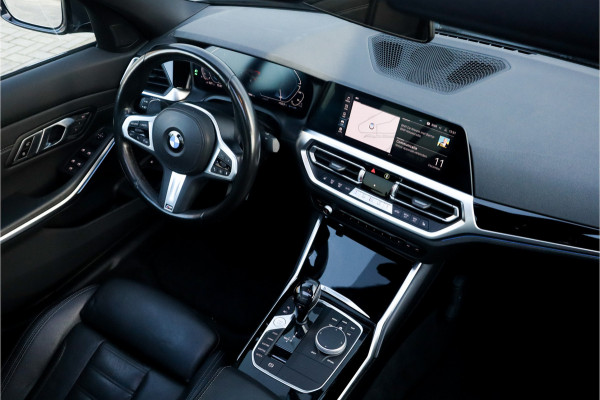 BMW 3 Serie 330e High Ex M-Sport Frozen / Glazen dak / Adaptief onderstel / Electrische stoelen /