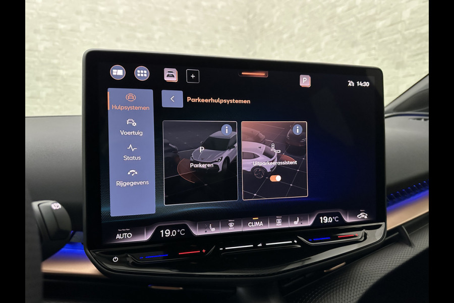 CUPRA Tavascan 286pk 77 kWh | Nieuw! | Winter-Pack | Warmtepomp | Verlengde Fabrieksgarantie | 7x Op Voorraad | Adaptive Cruise Control | 3-Zone Clima | Verwarmde Voorruit | Keyless-Entry | Sfeerverlichting | Stoelverwarming | Carplay | Stuurverwarming | Getint Glas | 19 inch | Lane-Assist | Camera | Draadloos Laden |