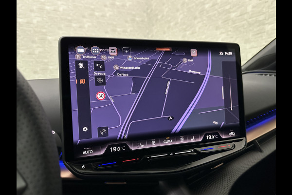 CUPRA Tavascan 286pk 77 kWh | Nieuw! | Winter-Pack | Warmtepomp | Verlengde Fabrieksgarantie | 7x Op Voorraad | Adaptive Cruise Control | 3-Zone Clima | Verwarmde Voorruit | Keyless-Entry | Sfeerverlichting | Stoelverwarming | Carplay | Stuurverwarming | Getint Glas | 19 inch | Lane-Assist | Camera | Draadloos Laden |