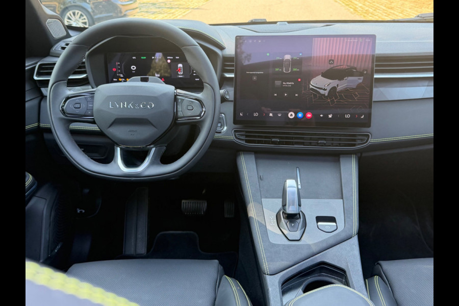 Lynk & Co 01 1.5 More, nieuw model, vol opties! Panoramadak, trekhaak, 360 camera, 1/2 lederen sportinterieur, NL auto met nap