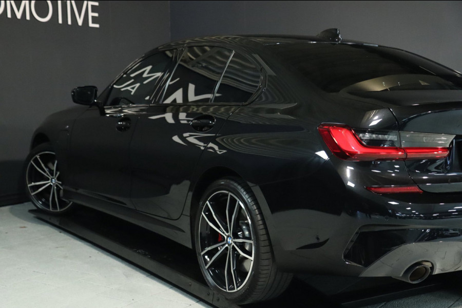 BMW 3-serie 320e M Sport / ACC / CAMERA / LEDER / CARPLAY / STUUR+STOELVERW