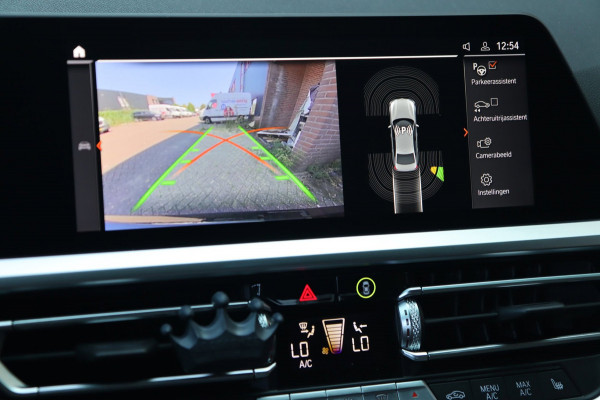 BMW 3-serie 320e M Sport / ACC / CAMERA / LEDER / CARPLAY / STUUR+STOELVERW