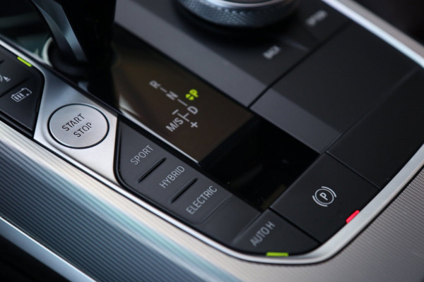 BMW 3-serie 320e M Sport / ACC / CAMERA / LEDER / CARPLAY / STUUR+STOELVERW