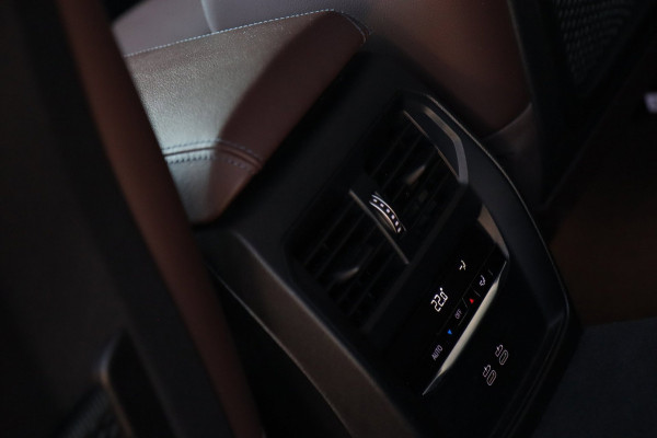 BMW 3-serie 320e M Sport / ACC / CAMERA / LEDER / CARPLAY / STUUR+STOELVERW