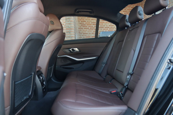 BMW 3-serie 320e M Sport / ACC / CAMERA / LEDER / CARPLAY / STUUR+STOELVERW