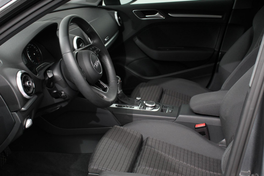 Audi A3 Sportback 35 TFSI 150pk Automaat S-Line Sport Climate Control Parkeer sensoren Full Led Stoelverwarming Lichtmetalen Velgen