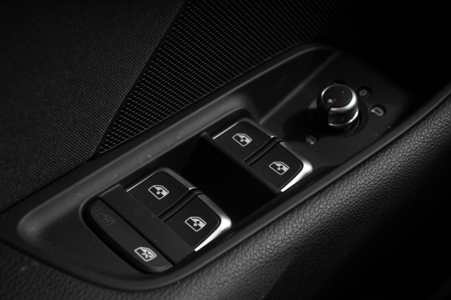 Audi A3 Sportback 35 TFSI 150pk Automaat S-Line Sport Climate Control Parkeer sensoren Full Led Stoelverwarming Lichtmetalen Velgen