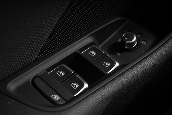 Audi A3 Sportback 35 TFSI 150pk Automaat S-Line Sport Climate Control Parkeer sensoren Full Led Stoelverwarming Lichtmetalen Velgen