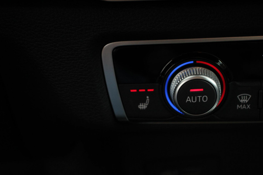 Audi A3 Sportback 35 TFSI 150pk Automaat S-Line Sport Climate Control Parkeer sensoren Full Led Stoelverwarming Lichtmetalen Velgen