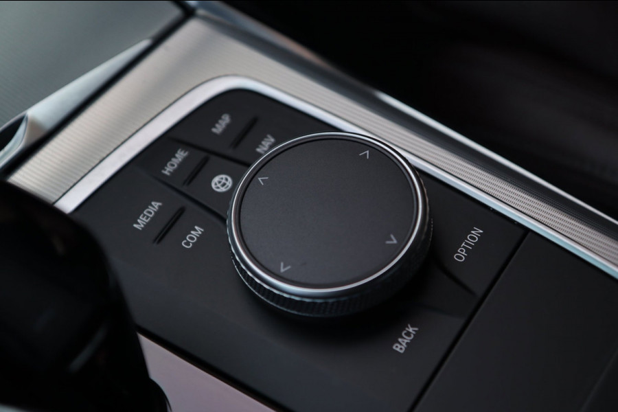 BMW 3-serie 320e M Sport / ACC / CAMERA / LEDER / CARPLAY / STUUR+STOELVERW