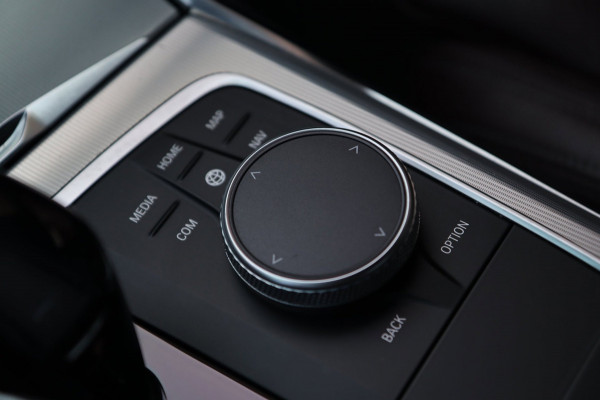BMW 3-serie 320e M Sport / ACC / CAMERA / LEDER / CARPLAY / STUUR+STOELVERW