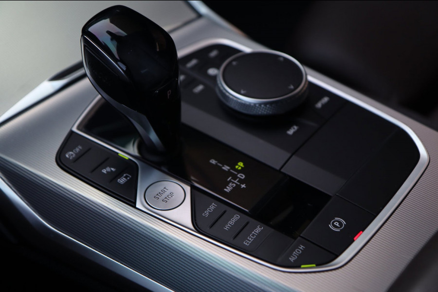BMW 3-serie 320e M Sport / ACC / CAMERA / LEDER / CARPLAY / STUUR+STOELVERW
