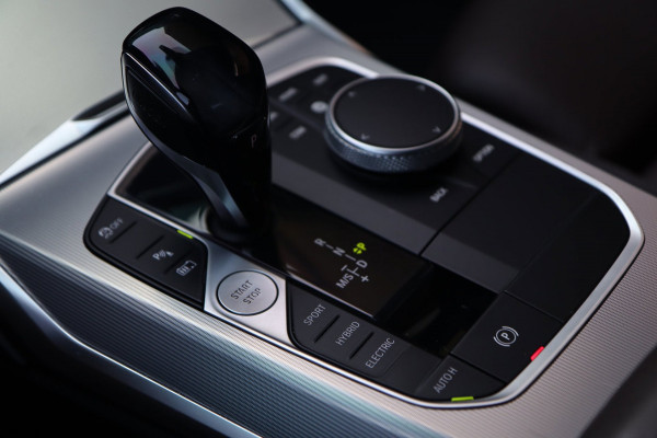 BMW 3-serie 320e M Sport / ACC / CAMERA / LEDER / CARPLAY / STUUR+STOELVERW
