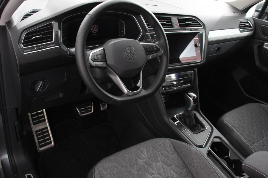 Volkswagen Tiguan Allspace 1.5 TSI 150pk DSG Move 7p. Navigatie Apple Carplay/Android Auto Wireless Trekhaak Parkeersensoren Camera Adaptive Cruise Control Stoel-en stuurverwarming Climate Control