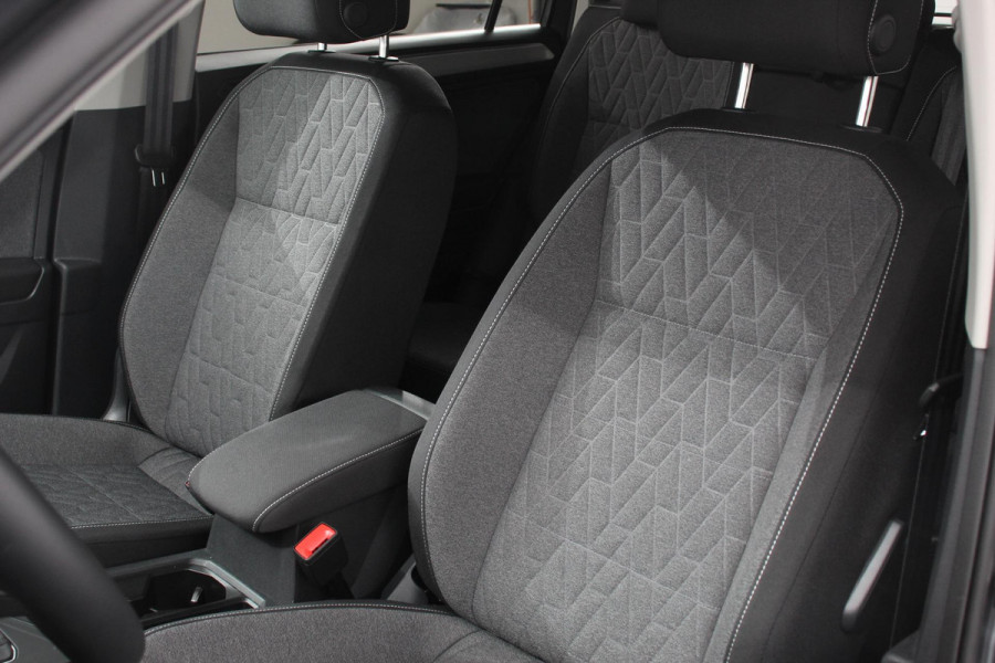 Volkswagen Tiguan Allspace 1.5 TSI 150pk DSG Move 7p. Navigatie Apple Carplay/Android Auto Wireless Trekhaak Parkeersensoren Camera Adaptive Cruise Control Stoel-en stuurverwarming Climate Control