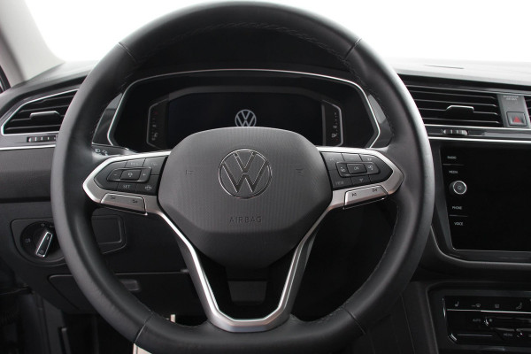 Volkswagen Tiguan Allspace 1.5 TSI 150pk DSG Move 7p. Navigatie Apple Carplay/Android Auto Wireless Trekhaak Parkeersensoren Camera Adaptive Cruise Control Stoel-en stuurverwarming Climate Control
