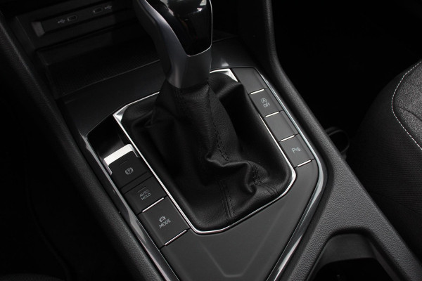 Volkswagen Tiguan Allspace 1.5 TSI 150pk DSG Move 7p. Navigatie Apple Carplay/Android Auto Wireless Trekhaak Parkeersensoren Camera Adaptive Cruise Control Stoel-en stuurverwarming Climate Control
