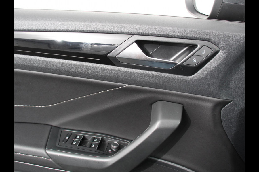Volkswagen T-Roc 1.5 TSI 150pk DSG R-Line Navigatie Apple Carplay/Android Auto Parkeersensoren Camera Adaptive Cruise Control Dab Digitale Cockpit