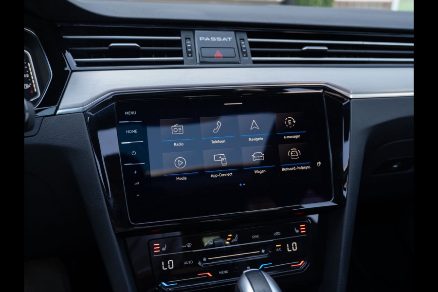 Volkswagen Passat Variant 1.4 TSI GTE | Pano | Leder | Surround View | Trekhaak | BTW