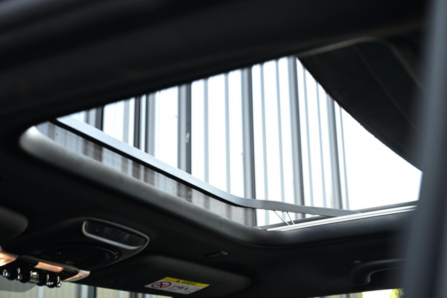 MINI Electric Yours 33 kWh | NL-Auto | Dealeronderhouden | Panoramadak | Harman/Kardon | HUD | Camera | Stoelverwarming | Keyless Entry |