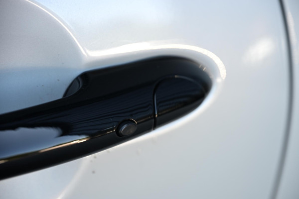 MINI Electric Yours 33 kWh | NL-Auto | Dealeronderhouden | Panoramadak | Harman/Kardon | HUD | Camera | Stoelverwarming | Keyless Entry |