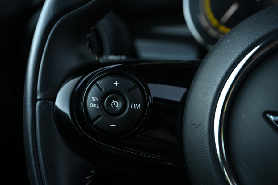 MINI Electric Yours 33 kWh | NL-Auto | Dealeronderhouden | Panoramadak | Harman/Kardon | HUD | Camera | Stoelverwarming | Keyless Entry |