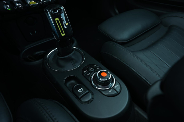 MINI Electric Yours 33 kWh | NL-Auto | Dealeronderhouden | Panoramadak | Harman/Kardon | HUD | Camera | Stoelverwarming | Keyless Entry |
