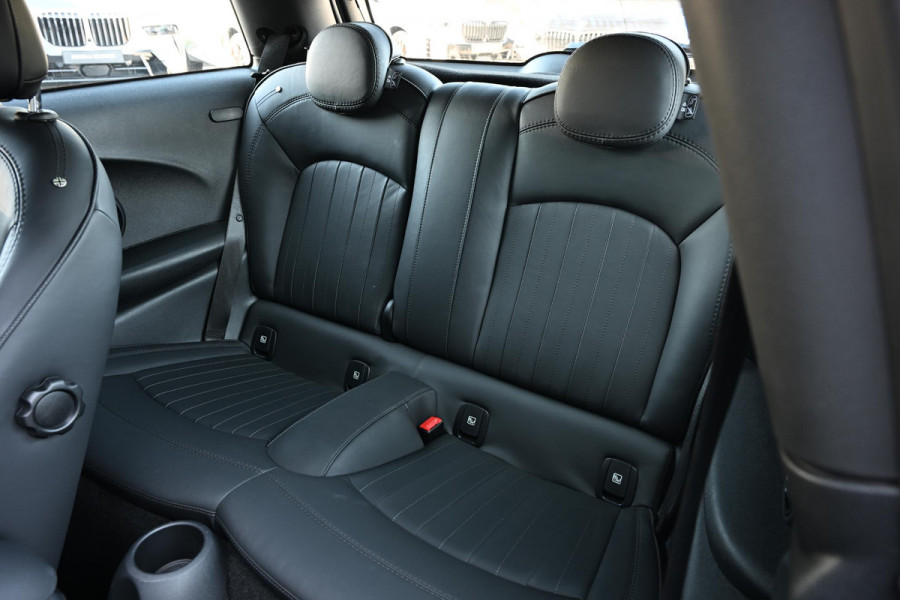 MINI Electric Yours 33 kWh | NL-Auto | Dealeronderhouden | Panoramadak | Harman/Kardon | HUD | Camera | Stoelverwarming | Keyless Entry |
