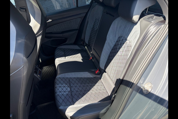 Volkswagen Golf 1.5 eTSI R-Line|IQ|Pano|ACC|Alarm|Keyless|Trekhaak