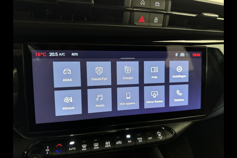 Alfa Romeo junior Elettrica Automaat 156PK Adaptieve Cruise Control LMV 18 inch Full Led Matrix Parkeer sensoren Navigatie Apple Carplay / Android auto  Climate Control