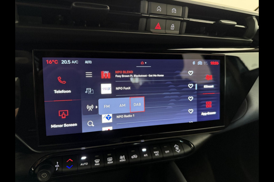 Alfa Romeo junior Elettrica Automaat 156PK Adaptieve Cruise Control LMV 18 inch Full Led Matrix Parkeer sensoren Navigatie Apple Carplay / Android auto  Climate Control