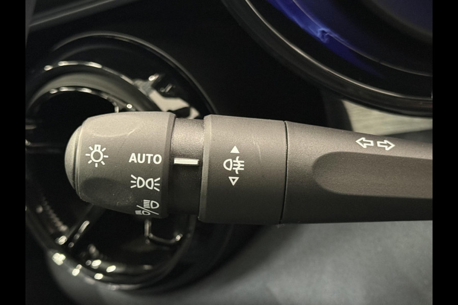 Alfa Romeo junior Elettrica Automaat 156PK Adaptieve Cruise Control LMV 18 inch Full Led Matrix Parkeer sensoren Navigatie Apple Carplay / Android auto  Climate Control