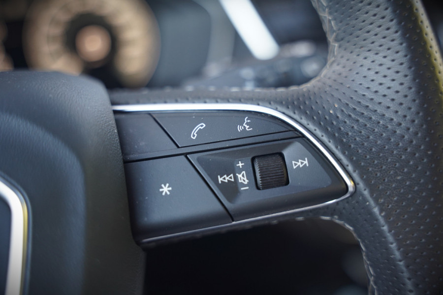 Audi Q5 50 TFSI e S edition Competition S-Line | Panoramadak | Stoelverwarming | Keyless | Matrix LED | Camera | Apple Carplay | Navigatie | Cruise Control | Ambiance Verlichting | SOH 100%