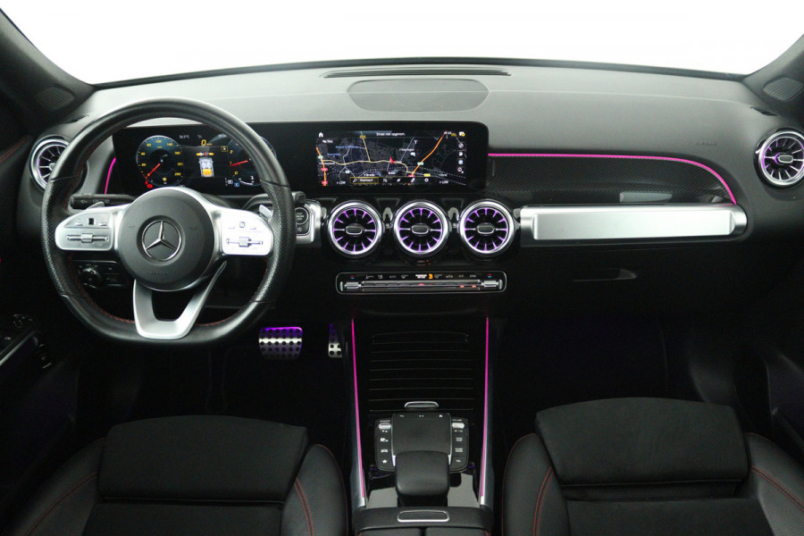 Mercedes-Benz Glb 200 Business Solution AMG (PANORAMADAK, SFEERVERLICHTING, TREKHAAK WEGKLAPBAAR, STOELVERWARMING, ELEKTR STOELEN)