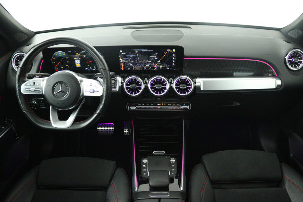 Mercedes-Benz Glb 200 Business Solution AMG (PANORAMADAK, SFEERVERLICHTING, TREKHAAK WEGKLAPBAAR, STOELVERWARMING, ELEKTR STOELEN)