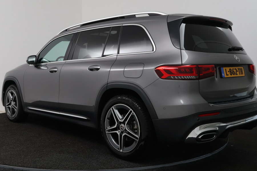 Mercedes-Benz Glb 200 Business Solution AMG (PANORAMADAK, SFEERVERLICHTING, TREKHAAK WEGKLAPBAAR, STOELVERWARMING, ELEKTR STOELEN)