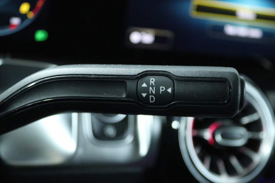 Mercedes-Benz Glb 200 Business Solution AMG (PANORAMADAK, SFEERVERLICHTING, TREKHAAK WEGKLAPBAAR, STOELVERWARMING, ELEKTR STOELEN)