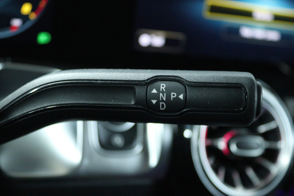 Mercedes-Benz Glb 200 Business Solution AMG (PANORAMADAK, SFEERVERLICHTING, TREKHAAK WEGKLAPBAAR, STOELVERWARMING, ELEKTR STOELEN)