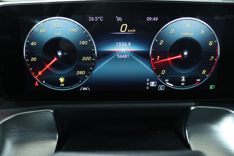 Mercedes-Benz Glb 200 Business Solution AMG (PANORAMADAK, SFEERVERLICHTING, TREKHAAK WEGKLAPBAAR, STOELVERWARMING, ELEKTR STOELEN)