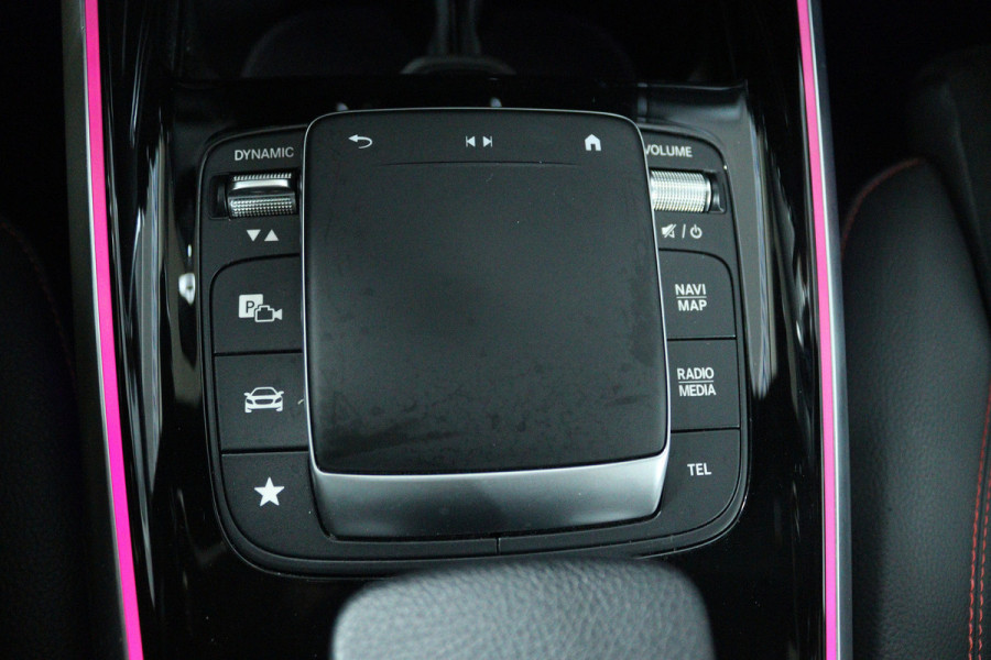 Mercedes-Benz Glb 200 Business Solution AMG (PANORAMADAK, SFEERVERLICHTING, TREKHAAK WEGKLAPBAAR, STOELVERWARMING, ELEKTR STOELEN)