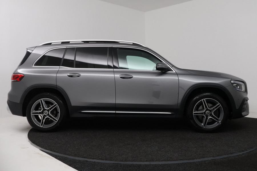 Mercedes-Benz Glb 200 Business Solution AMG (PANORAMADAK, SFEERVERLICHTING, TREKHAAK WEGKLAPBAAR, STOELVERWARMING, ELEKTR STOELEN)