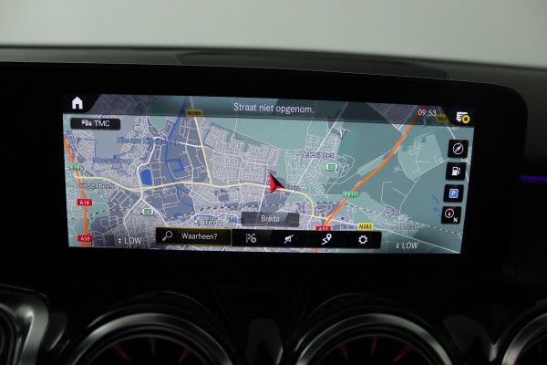 Mercedes-Benz Glb 200 Business Solution AMG (PANORAMADAK, SFEERVERLICHTING, TREKHAAK WEGKLAPBAAR, STOELVERWARMING, ELEKTR STOELEN)