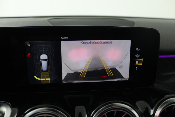Mercedes-Benz Glb 200 Business Solution AMG (PANORAMADAK, SFEERVERLICHTING, TREKHAAK WEGKLAPBAAR, STOELVERWARMING, ELEKTR STOELEN)