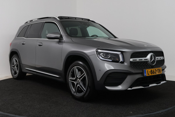 Mercedes-Benz Glb 200 Business Solution AMG (PANORAMADAK, SFEERVERLICHTING, TREKHAAK WEGKLAPBAAR, STOELVERWARMING, ELEKTR STOELEN)