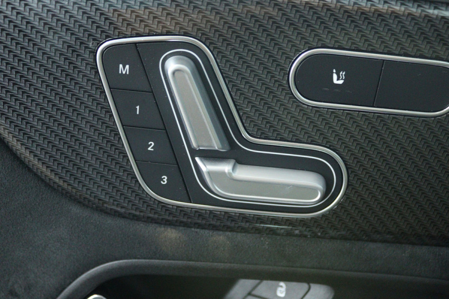 Mercedes-Benz Glb 200 Business Solution AMG (PANORAMADAK, SFEERVERLICHTING, TREKHAAK WEGKLAPBAAR, STOELVERWARMING, ELEKTR STOELEN)