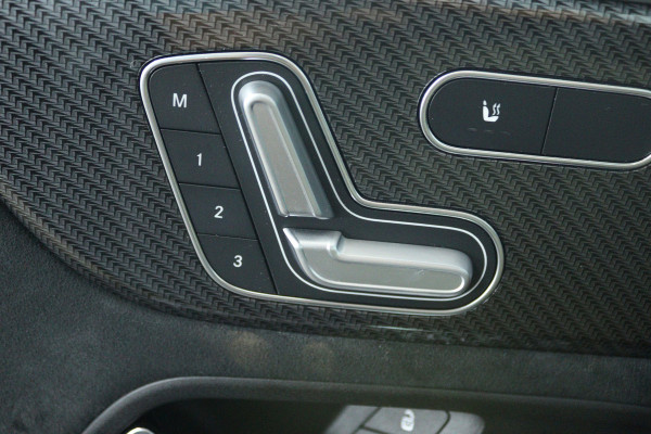 Mercedes-Benz Glb 200 Business Solution AMG (PANORAMADAK, SFEERVERLICHTING, TREKHAAK WEGKLAPBAAR, STOELVERWARMING, ELEKTR STOELEN)