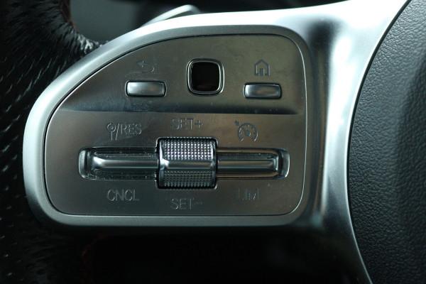 Mercedes-Benz Glb 200 Business Solution AMG (PANORAMADAK, SFEERVERLICHTING, TREKHAAK WEGKLAPBAAR, STOELVERWARMING, ELEKTR STOELEN)